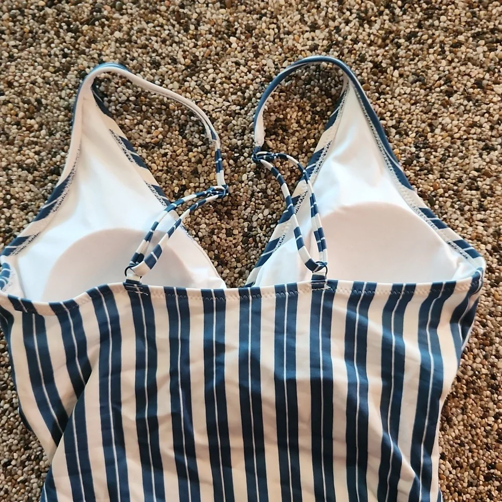 Old Navy Twist front one piece swimsuit, size medium‎